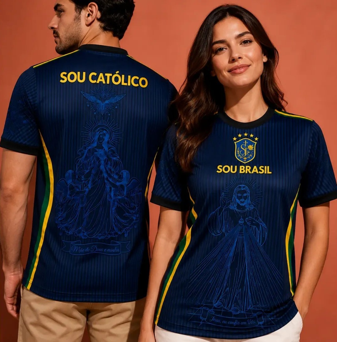 Casal usando a Camisa Sou Católico